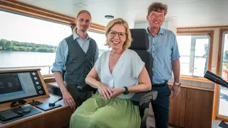 Kapitän Michna, Ministerin Gewessler und viadonau-Geschäftsführer Hasenbichler auf der Schiffsbrücke