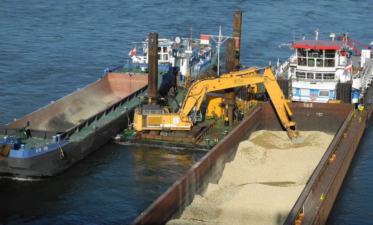 Hopper barge with gravel