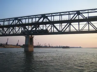 Eisenbahnbrücke bei Dämmerung