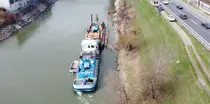 Luftaufnahme, Baggerschiff am Donaukanal-Ufer