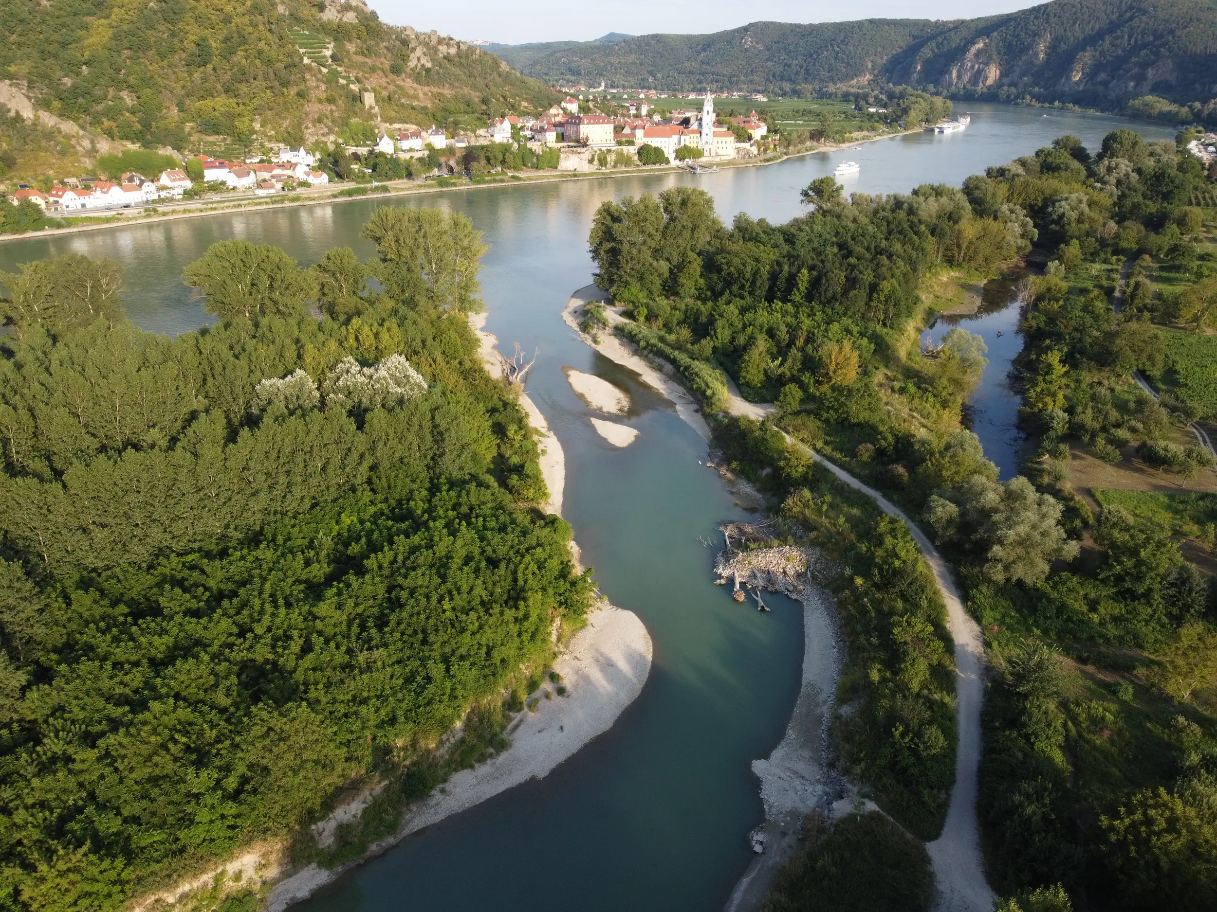 Drone image of the outflow of the new side arm of the Auenwildnis into the Danube near Dürnstein