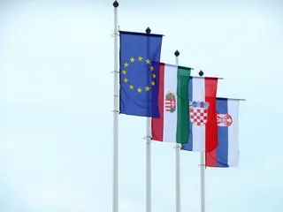EU-Flagge vor weiteren Flaggen der Mitgliedsstaaten