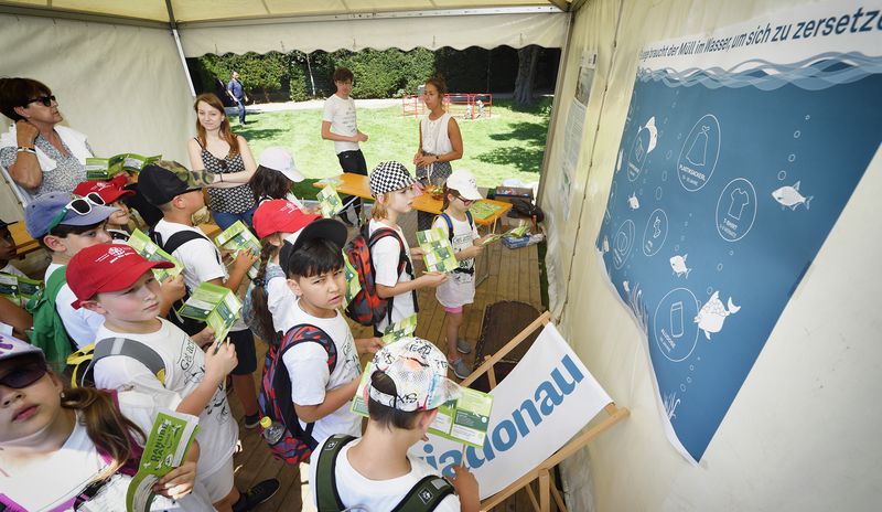 Kinder vor Poster, Leben einer Plastikflasche
