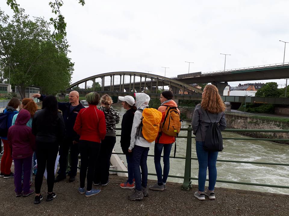 Kinder an der Schleuse Nussdorf