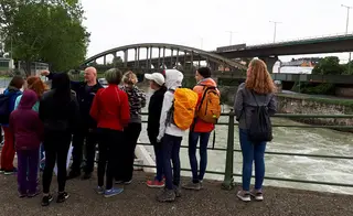 [Translate to English:] Mädchen an der Schleuse Nussdorf mit Blick zur Schemerlbrücke