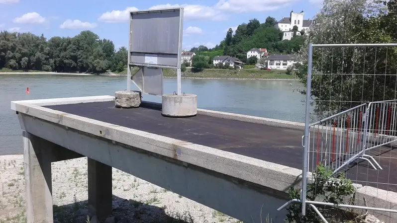 Aussichtsplattform am Ufer