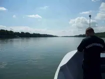 Mann auf Boot auf der Donau