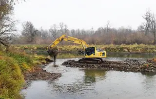 Bagger an Fluusufer