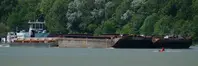 Güterschiff am Donauufer