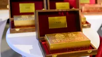 Goldener Ziegel in Holzbox