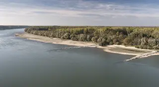 [Translate to English:] Buhnen an der Donau östlich von Wien