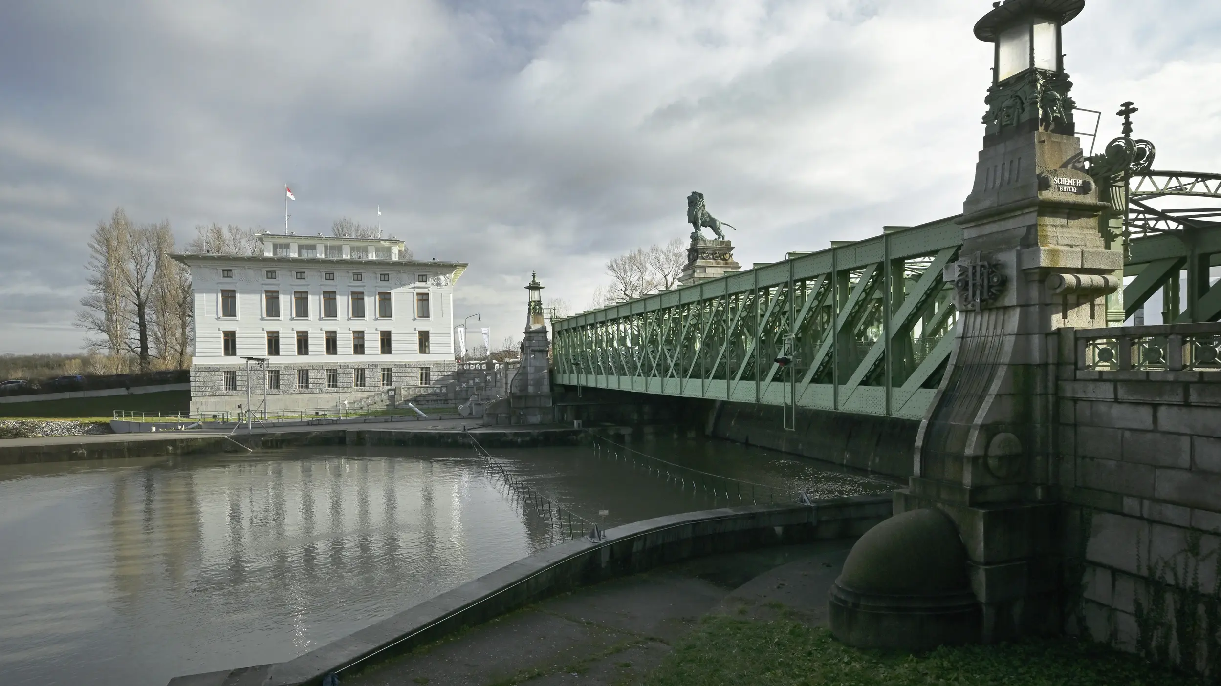 Schemerlbrücke und Verwaltungsgebäude