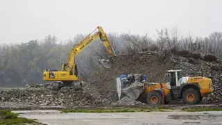 Bagger am Donauufer bei Uferarbeiten