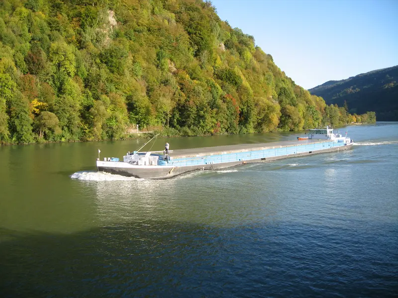 Motorgüterschiff am Fluss