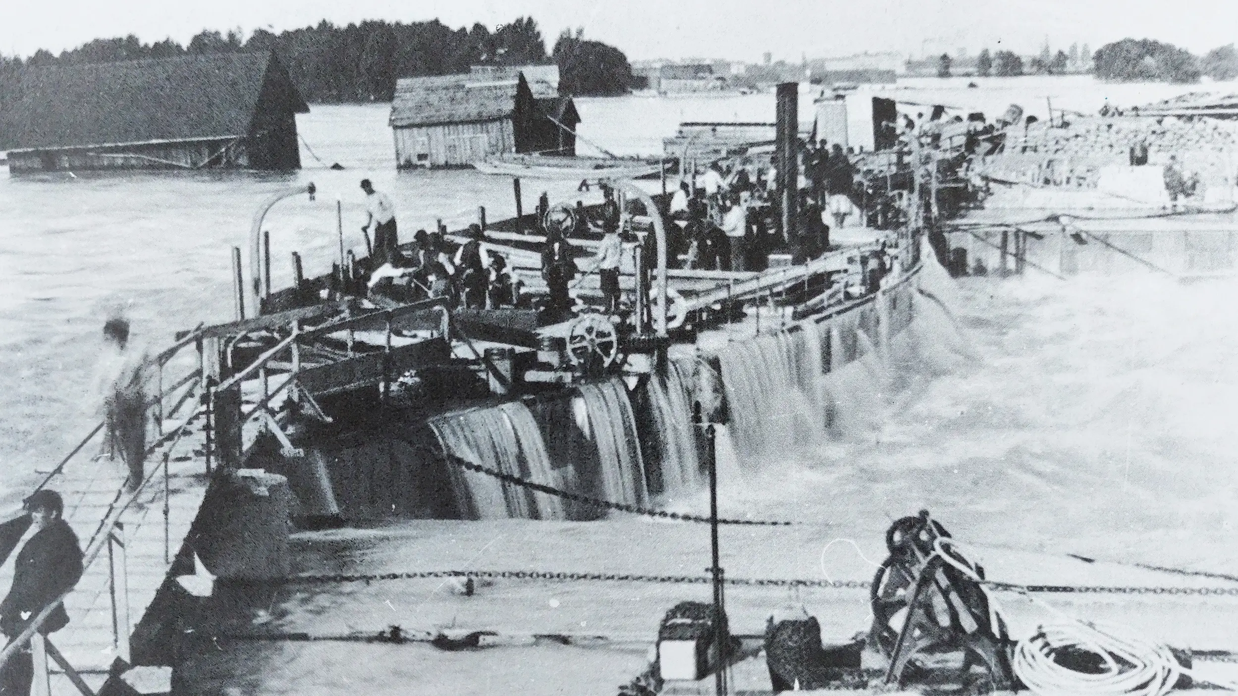 Das Schwimmthor im Einsatz bei Hochwasser