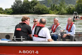 Bundesminister und andere auf Feuerwehreinsatzboot