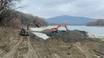 Bagger am Flussufer