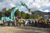 Gruppenfoto Projektpartner mit Bagger