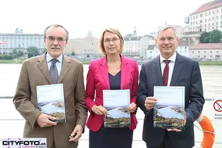 Hans-Peter, Wegscheider, Ursula Zechner und Bundesminister Alois Stöger präsentierten auf dem MS Negrelli das neue Aktionsprogramm
