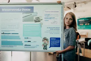 Mädchen vor Donauplakat