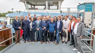 Das SYNERGETICS-Konsortium vor dem Schubschiff Bad Deutsch-Altenburg bei der von viadonau organisierten Abschlussveranstaltung am 10. Juni 2026