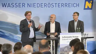 viadonau-Geschäftsführer Hans-Peter Hasenbichler (links), Moderator Tom Bläumauer (Mitte) und Leiter der Gruppe Wasser des Landes Niederösterreich Harald Hofmann (rechts) eröffneten die Fachveranstaltung
