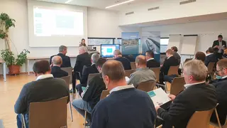 Vortragende Bettina Matzner (viadonau) in gefülltem Veranstaltungsraum