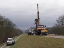 Kernbohrgerät auf Damm