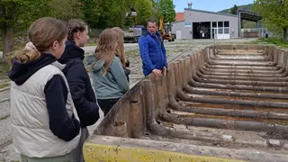 Mädchengruppe mit viadonau-Experte und altem Boot