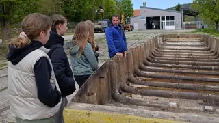 Mädchengruppe mit viadonau-Experte und altem Boot