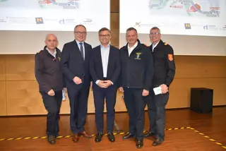 Gruppenfoto mit Vertretern der Feuerwehr, Landeshauptfrau-Stellvertreter Stephan Pernkopf, Staatsekretär Magnus Brunner und Landesfeuerwehrkommandant Fahrafellner