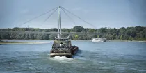 Güterschiff von hinten auf Donau