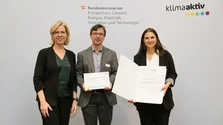 viadonau-Experte bzw. -Expertin Harald Beutl (Bildmitte) und Nina Persch (rechts) mit Klimaschutzministerin Leonore Gewessler (links)