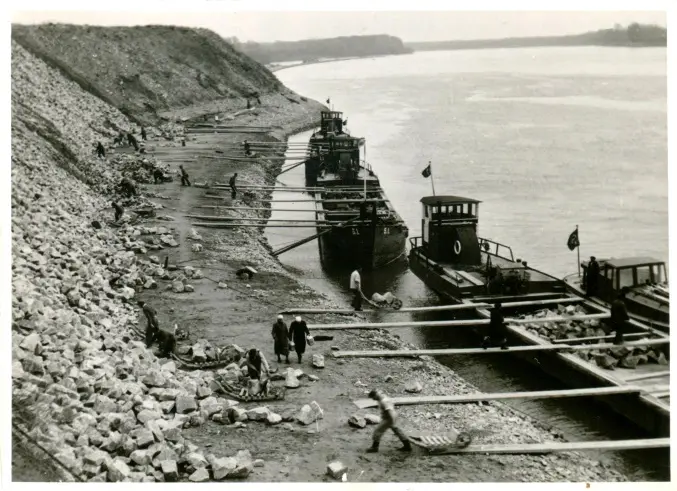 Befestigung der Uferböschung des Hafens Albern durch Steinschüttung (1941-1943) © viadonau