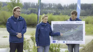 viadonau-Projektmanagerin Ursula Scheiblechner erklärt die Details der Maßnahmen vor Ort