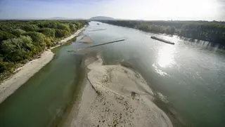 Luftaufnahme Donau mit Güterschiff und Buhne im Vordergrund