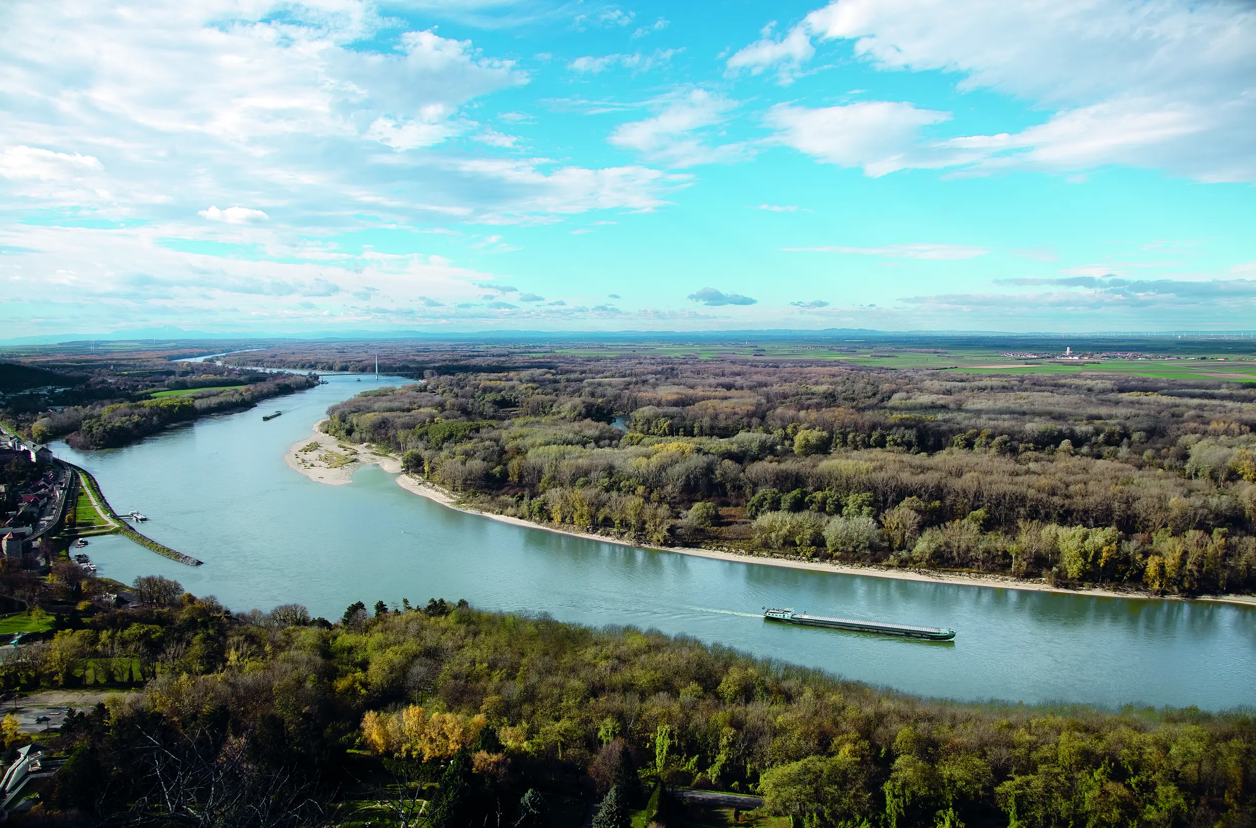Die Donau östlich von Wien. Im Vordergrund: Binnenschiff
