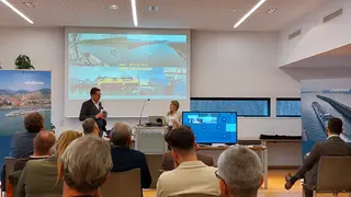 Bettina Matzner und Gerhard Wagner vor Publikum im Gespräch