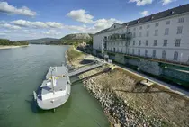 Donau mit Anlegestelle am Ufer Hainburg, rechts Kulturfabrik und Brückenkette mit Bahntrasse