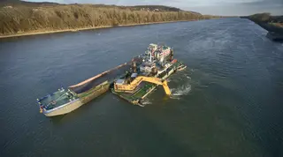 Baggerschiff auf Donau