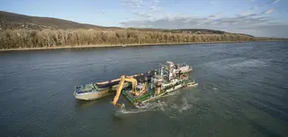 Baggerschiff auf der Donau