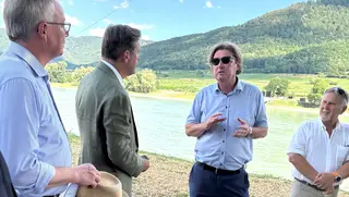 LH-Stellvertreter NÖ Stephan Pernkopf und Bundesminister Peter Hanke (BMIMI) im Gespräch mit viadonau-Geschäftsführer Hans-Peter Hasenbichler, rechts: NÖ Landesfischereimeister Karl Gravogl