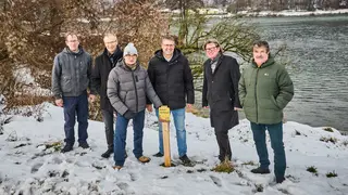 Gruppenbild vor Donauufer mit Diedersdorfer Haufen im Hintergrund