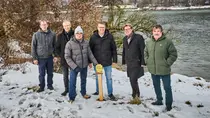 Gruppenbild vor Donauufer mit Diedersdorfer Haufen im Hintergrund