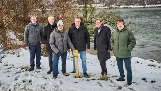 Gruppenbild vor Donauufer mit Diedersdorfer Haufen im Hintergrund