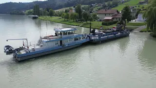 Schubschiff mit Arbeitsponton bei Uferarbeiten