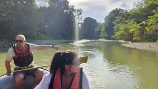 Mann und Frau auf Schlauchboot in Nebenarm
