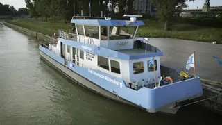 Schubschiff Bad Deutsch-Altenburg von schräg oben am Ufer