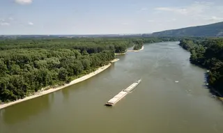 Luftaufnahme, Güterschiff auf Donau