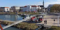 Feuerwehr mit Leiter am Donauufer